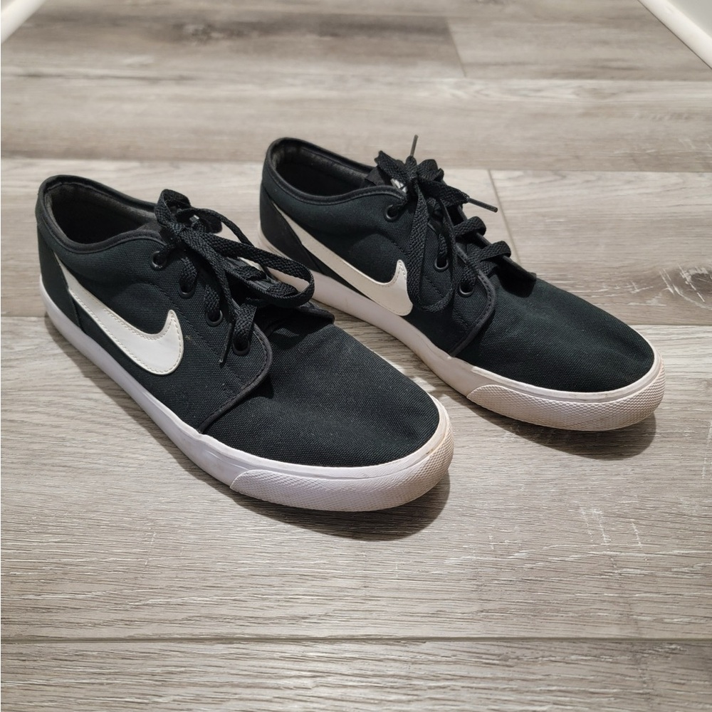 Men’s Nike Black & White Sneakers (11.5)